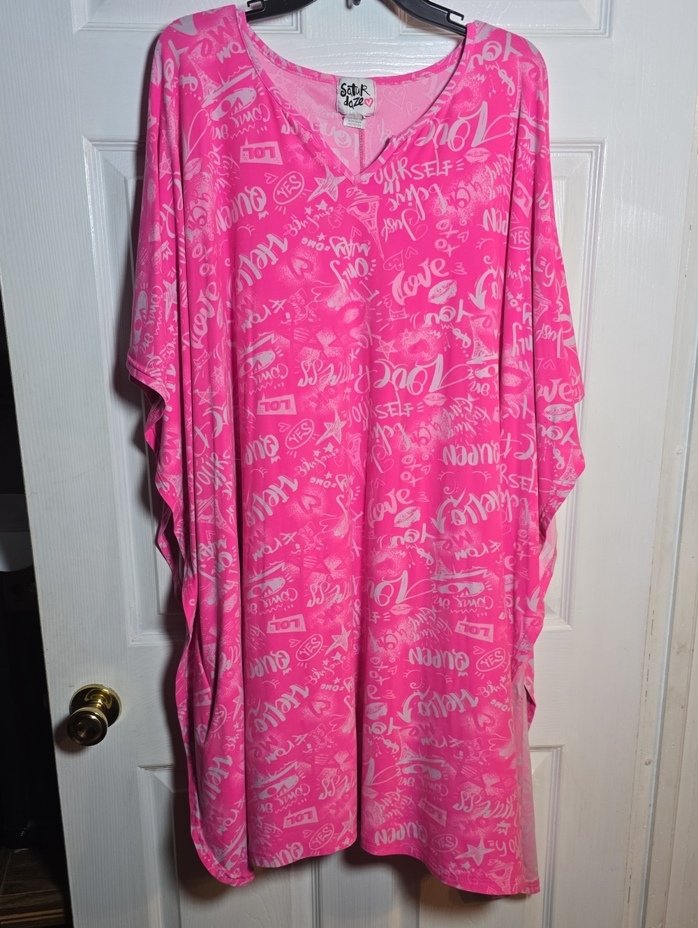 SATUR DAZE ONE SIZE OS Pink Grafetti Script V-Neck Lounge Caftan